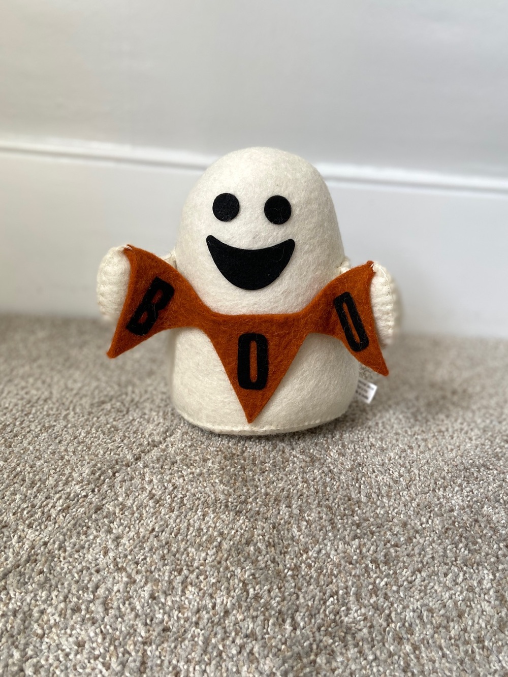 NWOT TJ Maxx Halloween Felt Wool Ghost Tabletop Decor with Orange BOO Banner - Picture 2 of 15